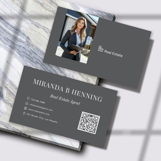 Carte De Visite Code QR de photo d'agent immobilier gris foncé (Créateur téléchargé)