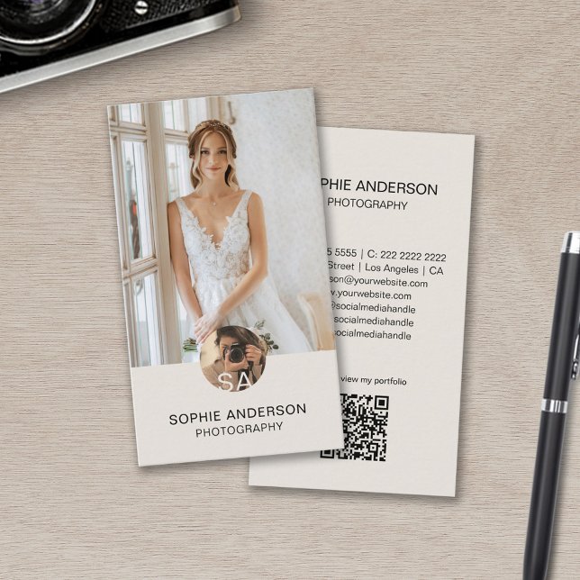 Carte De Visite Code QR de photo de photographe à monogramme moder (Modern Monogram Photographer Photo QR Code Tan Business Card)