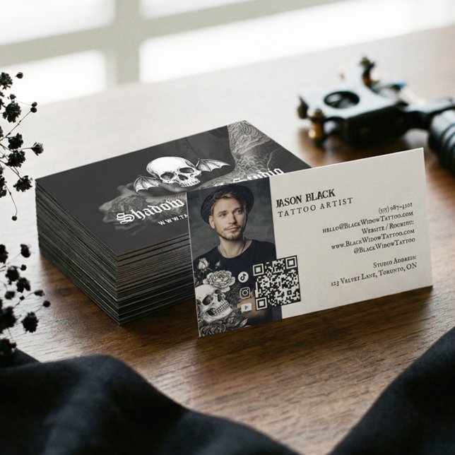 Carte De Visite Code QR de photo de studio d'artiste de tatouage d (Gothic Skull Tattoo Artist Studio Photo QR Code Business Card)