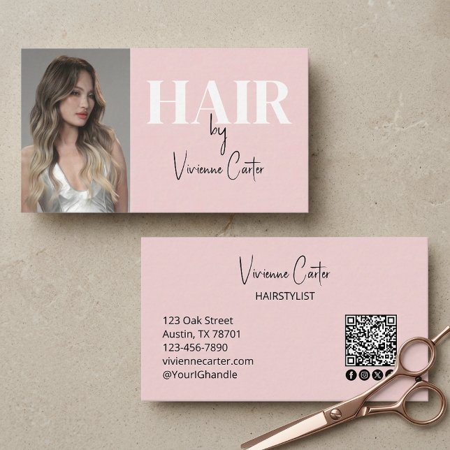 Carte De Visite Code QR d'icône sociale de script rose Blush Coiff (Blush Pink Script Social Icon QR Code Hair Stylist Business Card)