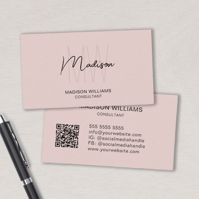 Carte De Visite Code QR Logo Monogramme Moderne Rose Pâle Consulta (Modern Monogram Logo QR Code Blush Pink Consultant Business Card)