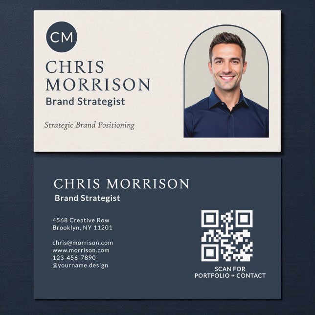 Carte De Visite Code QR photo de stratège de marque bleu marine (Créateur téléchargé)