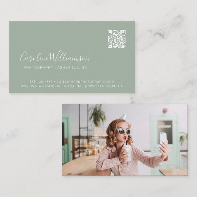 Carte De Visite Code QR photo de style vert sauge moderne tendance (Devant / Derrière)