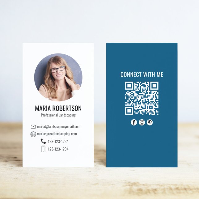 Carte De Visite Code QR photo d'entreprise moderne bleu (Modern blue photo business card with a scannable QR code. )