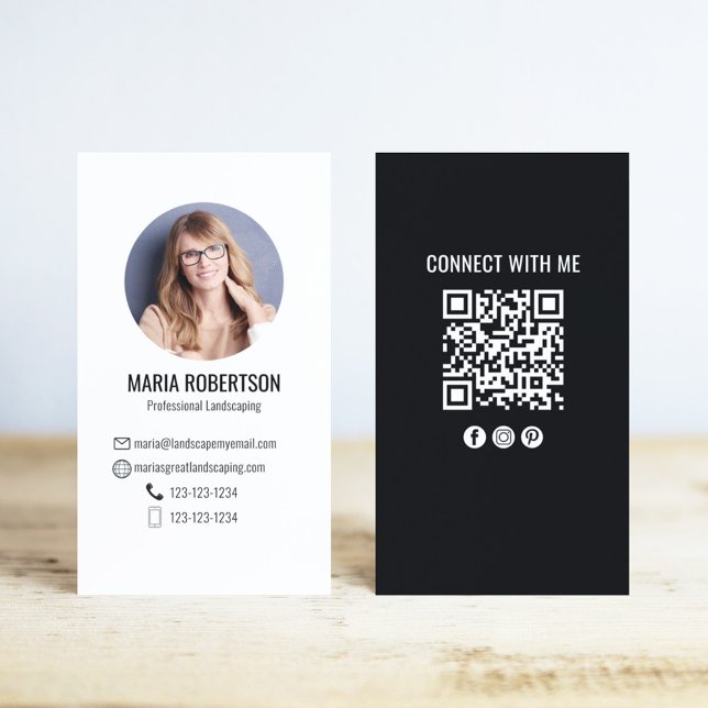 Carte De Visite Code QR photo moderne noir et blanc  (Black and white photo business card with scannable QR Code )