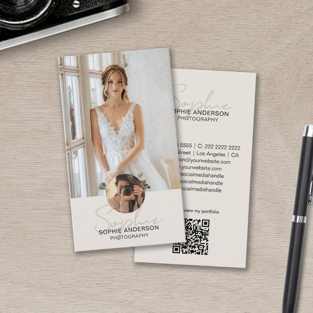Carte De Visite Code QR Photo Photographe Script Moderne Marron Cl (Modern Script Photographer Photo QR Code Tan Business Card)