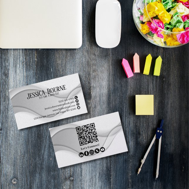 Carte De Visite Code QR professionnel minimal blanc argent (Créateur téléchargé)