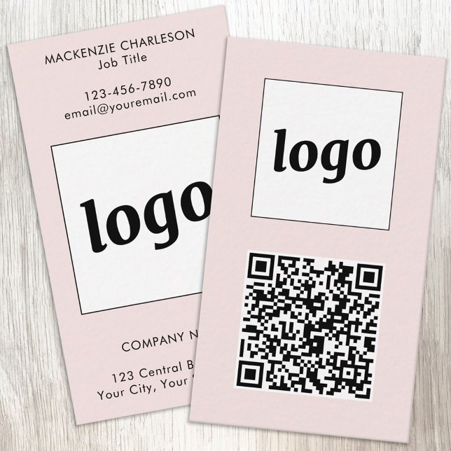 Carte De Visite Code QR Simple Texte Logo Vertical Rose Pâle (Simple logo with custom text and QR code business branding promotional vertical pink business cards)