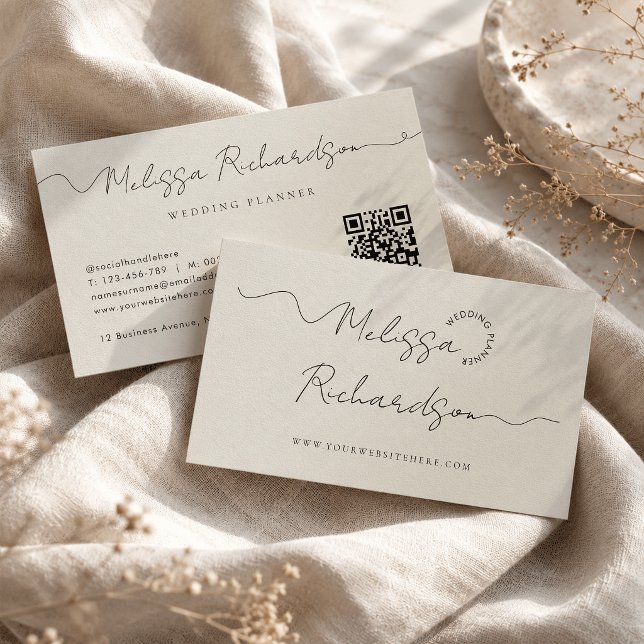 Carte De Visite Code QR Taupe Neutre Écriture Calligraphique (Créateur téléchargé)