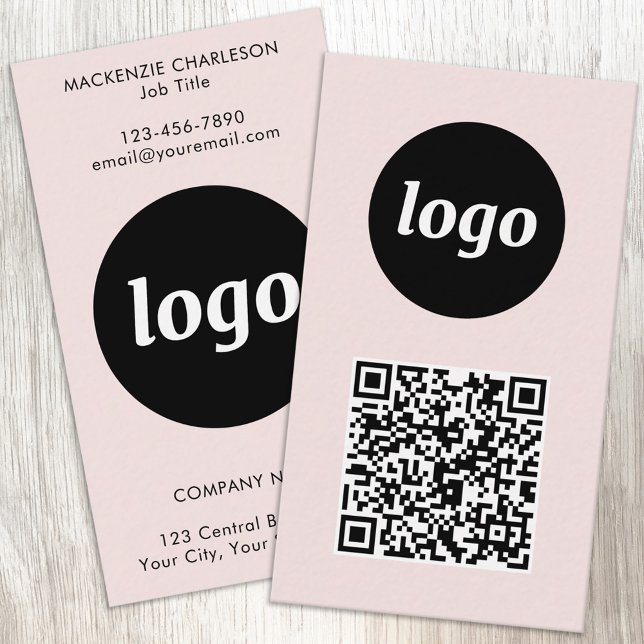 Carte De Visite Code QR Texte de Logo Simple Rose Pâle Vertical (Simple logo with custom text and QR code business branding promotional vertical pink business cards)