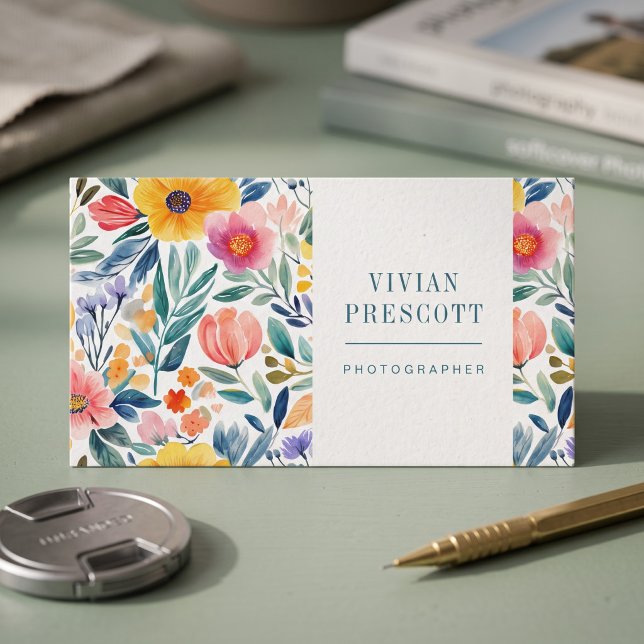 Carte De Visite Conception d'aquarelle botanique moderne (Simulated business card on table)
