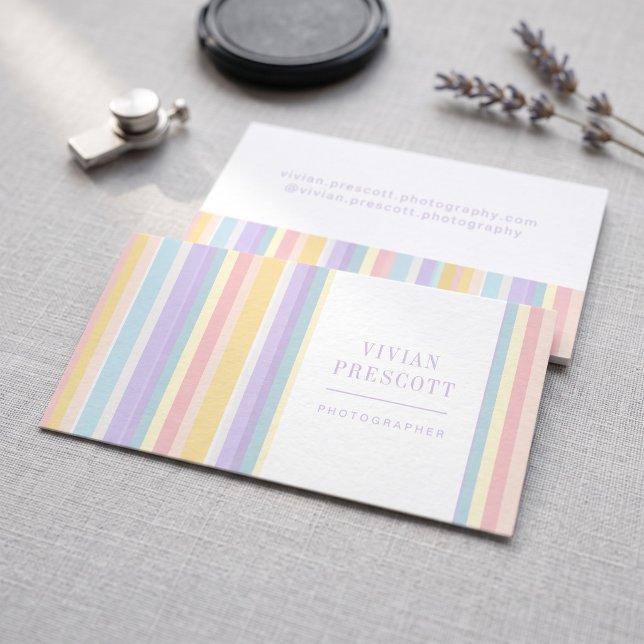 Carte De Visite Conception de cadre à rayures pastel moderne (Simulated business cards on table)