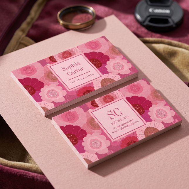 Carte De Visite Conception de monogramme floral gras (Simulated business cards on table)