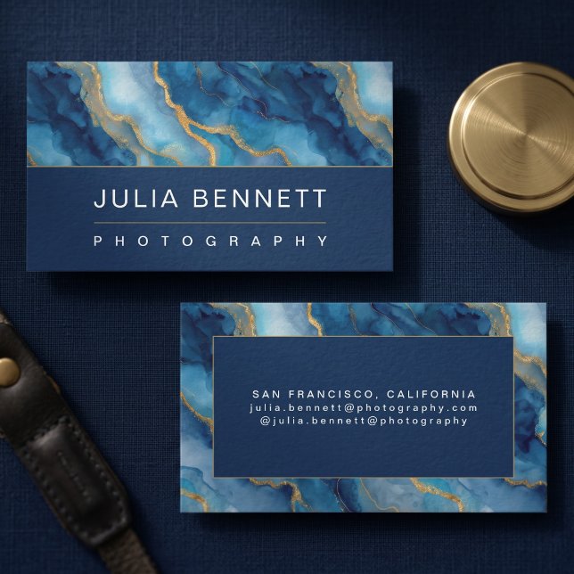 Carte De Visite Conception en marbre bleu de luxe avec or élégant (Simulated business cards on table)
