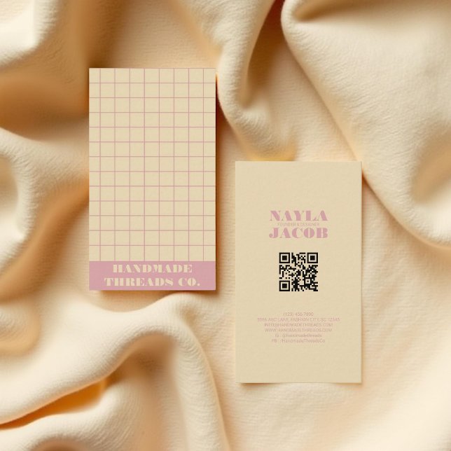 Carte De Visite Crème moderne et rose À damiers Motif QR Code (Créateur téléchargé)