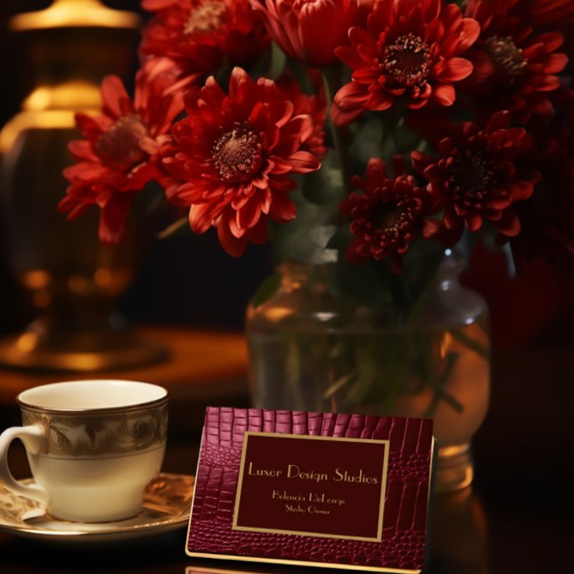 Carte De Visite Crocodile professionnel Bourgogne Faux Personnalis (Elegant Faux Crocodile Pattern Business Card in Burgundy)