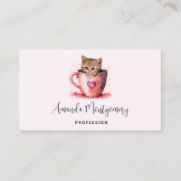 Cute Kitten dans un Teacup avec les coeurs