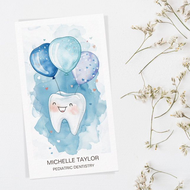 Carte De Visite Cute pédiatrique Famille Dentiste Sourire dent (a cute smiling tooth with balloons, blue pastel colors)