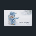 Carte De Visite Cute Snowman au photographe de Christmas<br><div class="desc">Carte de visite avec une jolie photo d'un petit bonhomme de neige. Debout dehors en hiver avec de la neige qui tombe tout autour. Ce mignon petit gars est habillé en casquette tricoté bleu et foulard. Un peu de bokeh blanc/gris s'enflamme dans l'arrière - plan.</div>