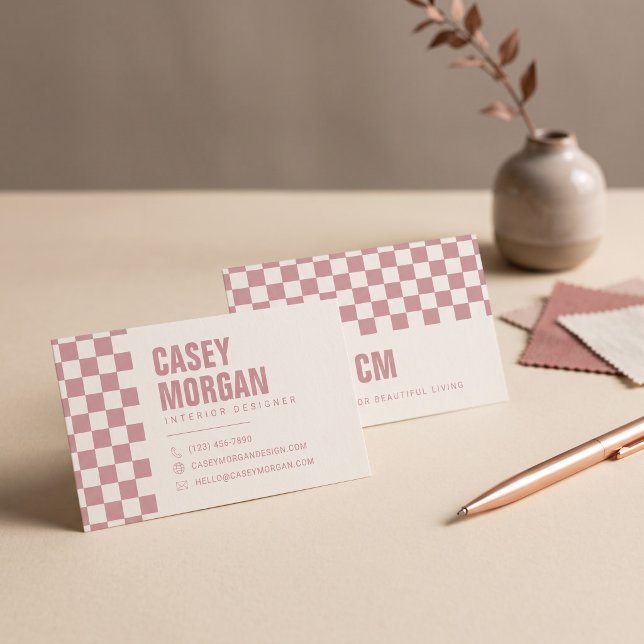Carte De Visite Damier Moderne Rose Poussiéreux (Simulated business cards on table)