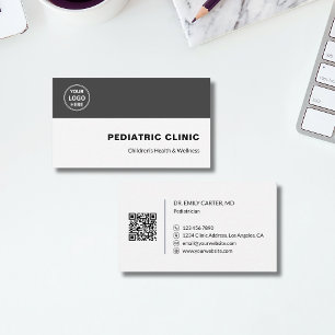 Carte de visite de clinique pédiatrique avec logo 