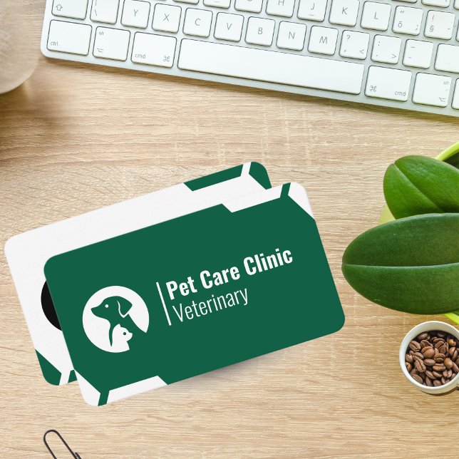 Carte de visite de clinique vétérinaire verte mode (Modern Green Vet Clinic Business Card for Pet Care)