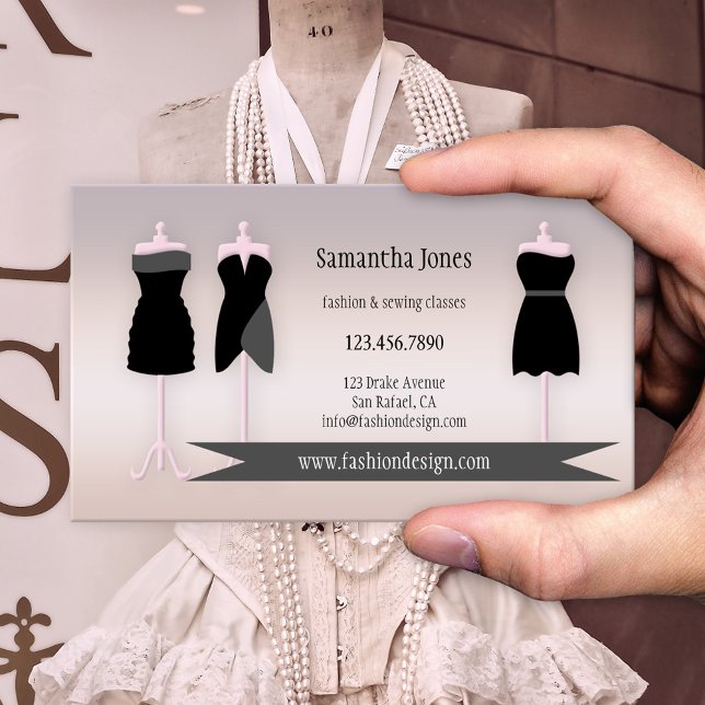 Carte de visite de couture de mode ou de couturièr (Modern business card featuring examples of dresses on a chic pink grey background)