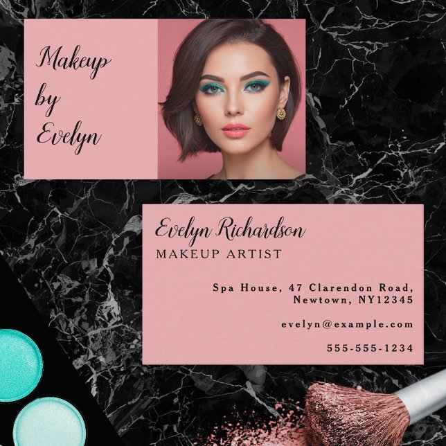 Carte de visite de maquillage photo de script noir (A stylish business card for a makeup artist, with custom photo and personalized text details)