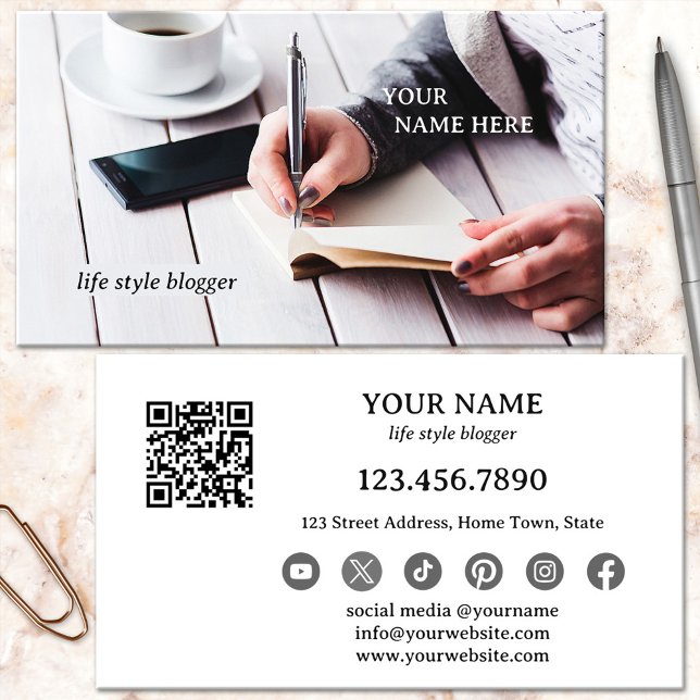 Carte de visite de médias sociaux de code QR Blogu (Retro design business card featuring a woman writing - author or blogger - QR code - social media)