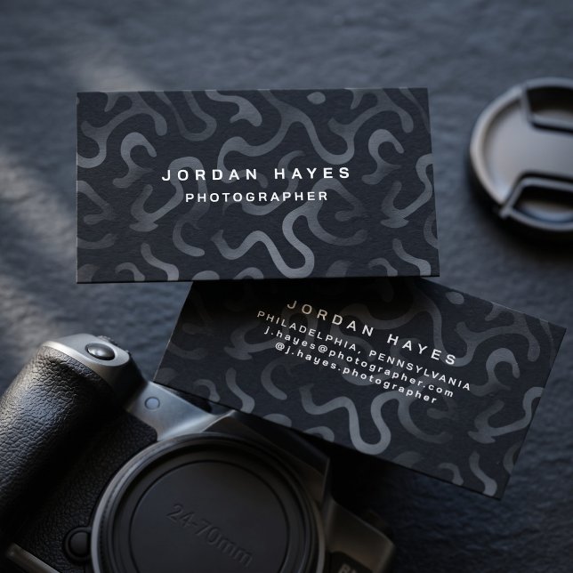 Carte De Visite Design minimaliste à motif abstrait moderne au cha (Simulated business cards on table)