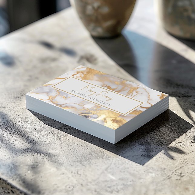 Carte de visite effet marbre blanc et or (This unique card features a luxury white and gold pattern.)