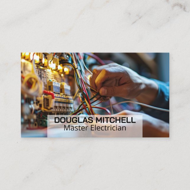 Carte De Visite Électricien travaillant avec des fils dans une boî (Devant)