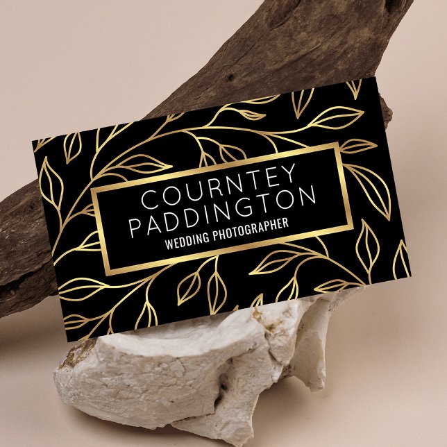 Carte De Visite Élégant Black & Gold Floral Moderne Professionnel (Elegant black and gold business cards with floral background & faux gold effects)