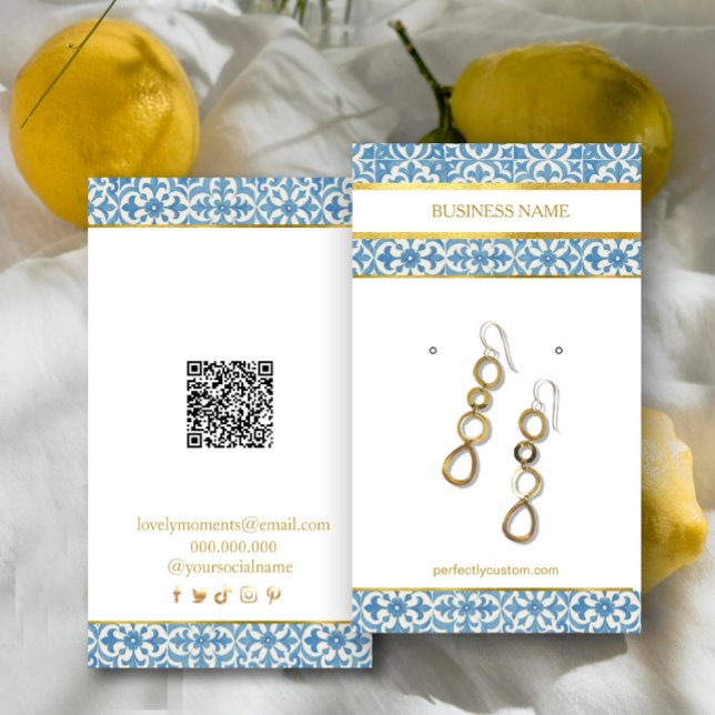 Carte De Visite Élégant écran d'oreille bleu méditerranéen (Elegant Mediterranean Blue Earing Display Business Card #zazzlemade #blueandgoldearringscard #rustic)