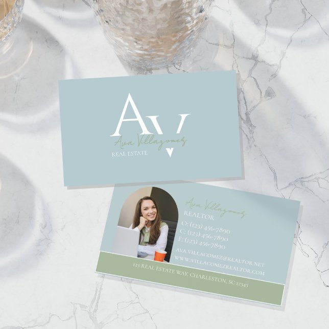 Carte De Visite Élégant logo Monogramme bleu et vert professionnel (Elegant and professional agent business card that makes a great first impression!)