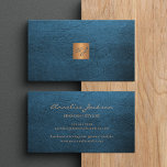 Carte De Visite Élégant luxe en cuir bleu cuivre or monogramme<br><div class="desc">Carte de visite monogrammed haut de gamme en faux cuir bleu classique avec un carré métallique en cuivre faux or brillant. Facile à personnaliser de part et d'autre ! Convient aux consultants, stylistes personnels, maquilleurs, coiffeurs, gérants de salon, architectes ou designers d'intérieur, propriétaires de boutique, blogueurs de style de vie,...</div>