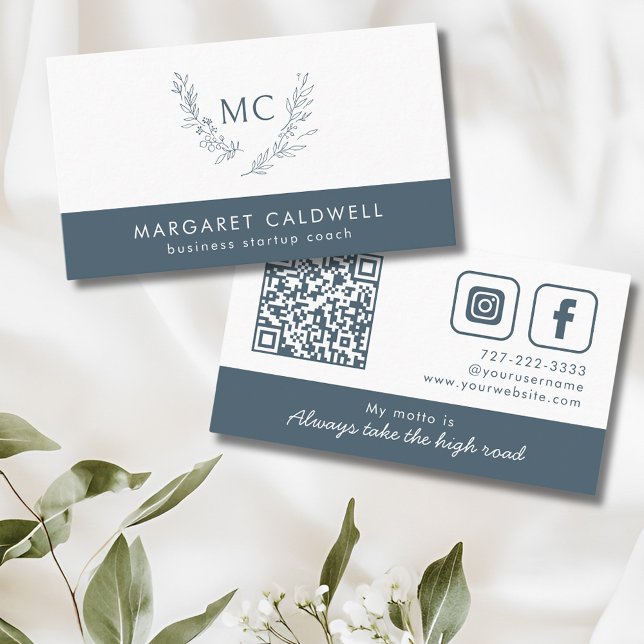Carte De Visite Élégante Ardoise neutre monogramme (Slate Gray Monogram Wreath Social Media Business Card)