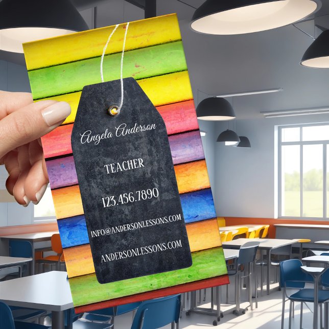 Carte de visite enseignant tableau noir craie colo (Teacher business card featuring a blackboard label on colorful crayons - elementary - first grade)