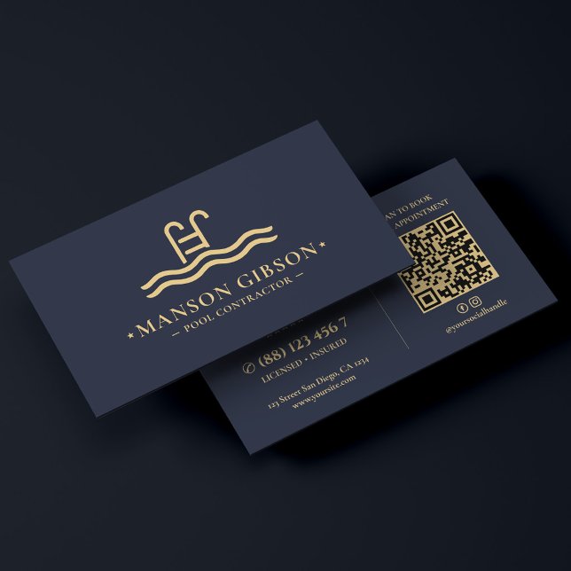 Carte De Visite Entrepreneur de Piscine Code QR Moderne Navy Foncé (Pool Contractor Dark Navy Modern QR Code Business Card
)