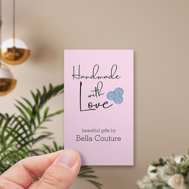 Carte De Visite Fabriqué à la main avec amour Boutons mignons rose (Vertical business card - Handmade with Love on pink with cute buttons)