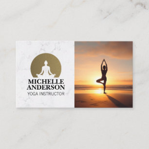 Carte De Visite Femme tenant une pose de yoga sur la plage 