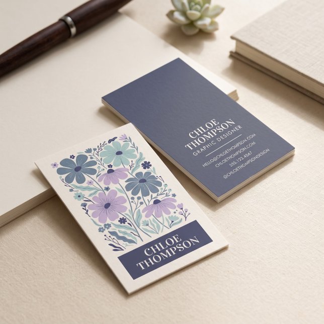 Carte De Visite Fleurs folkloriques violettes bleues (Simulated business cards on table)