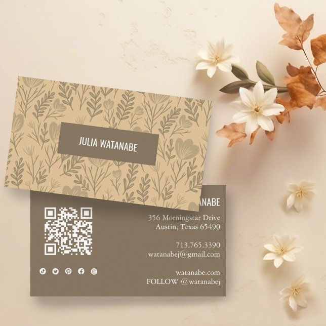 Carte De Visite Floral QR Code Social Media Icônes Neutres Chic (Neutral floral pattern on this custom business card with QR code and social media icons
)