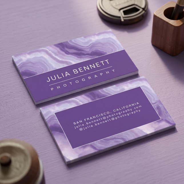 Carte De Visite Géode Violet Élégant (Simulated business cards on table)
