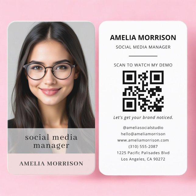 Carte De Visite Gestionnaire de médias sociaux Code QR rose blush  (Créateur téléchargé)