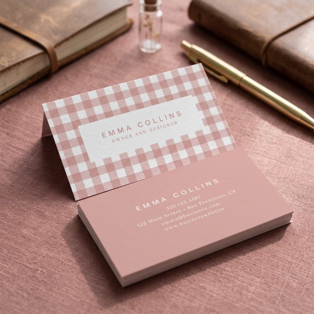 Carte De Visite Gingham à carreaux rose moderne (Simulated business cards on table)