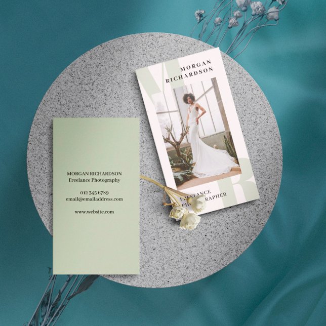 Carte De Visite Grand Initiales Sage Green Typographie Photographe (Créateur téléchargé)