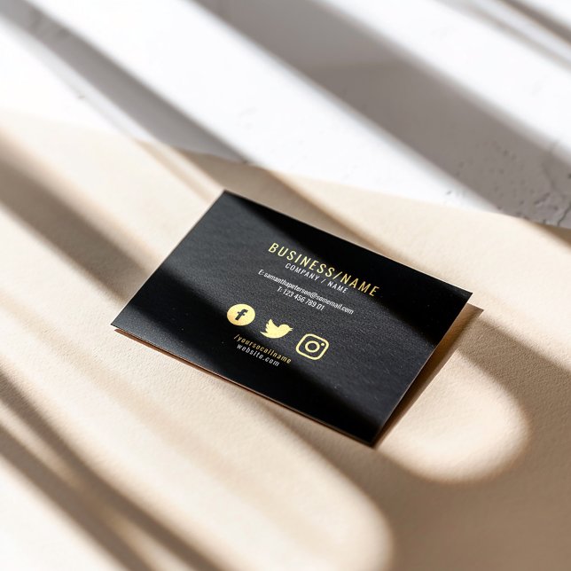 Carte De Visite Gras noir et or icônes de médias sociaux luxe (A clean, modern business card featuring a bold black background with sophisticated gold accents)