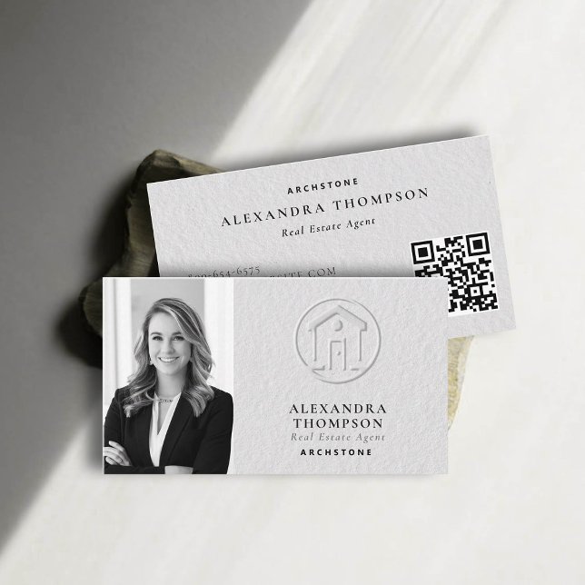 Carte De Visite Immobilier Faux Embossé noir blanc photo moderne (real estate professional business card photo qr code black white modern elegant faux embossed luxury)
