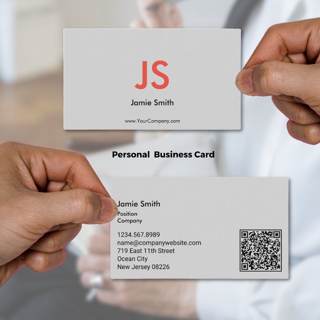 Carte De Visite Initiales rouges sophistiquées QR-code noir et gri (Sophisticated Red Initials QR-code Black & Gray Business Card)